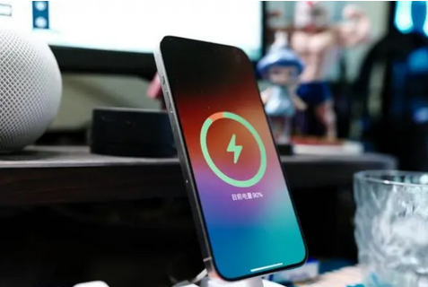 三水苹果15换屏服务分享用什么充电器给iPhone15充电更好 